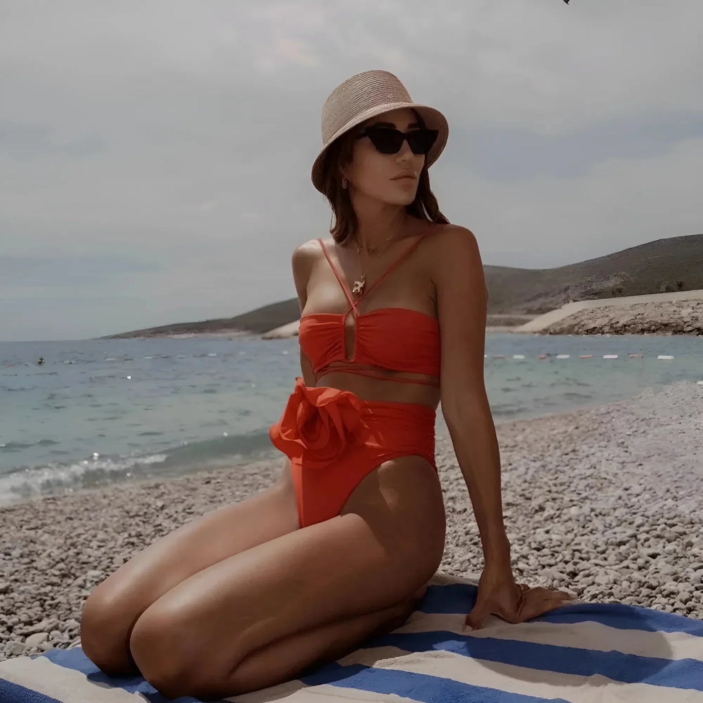 Zweiteiliger Bikini mit Bindebändern und dekorativer Blume