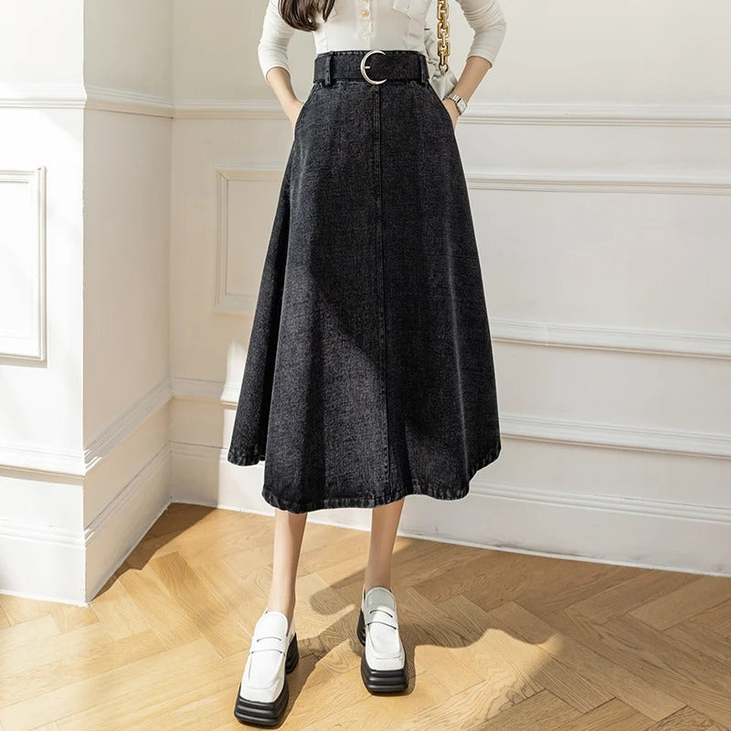 Merche und blauer Sommerrock aus Denim mit hoher Taille und ohne Gürtel