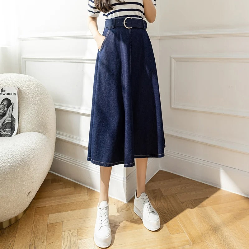Merche und blauer Sommerrock aus Denim mit hoher Taille und ohne Gürtel