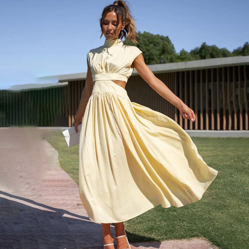 Damenkleid mit plissiertem Ausschnitt