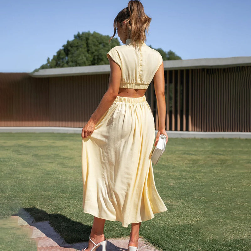 Damenkleid mit plissiertem Ausschnitt