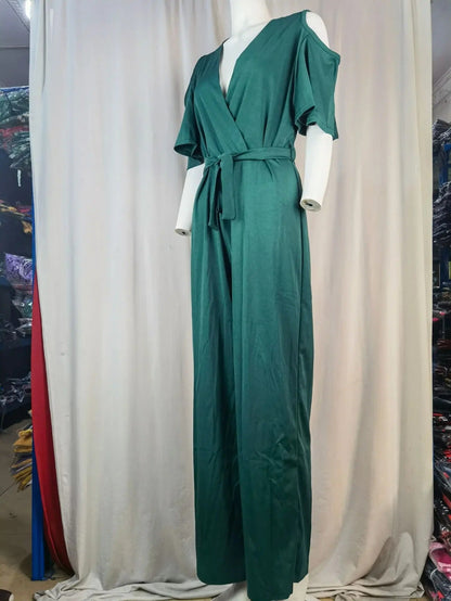 Merche Jumpsuit mit weitem Bein und V-Ausschnitt in minimalistischem Design