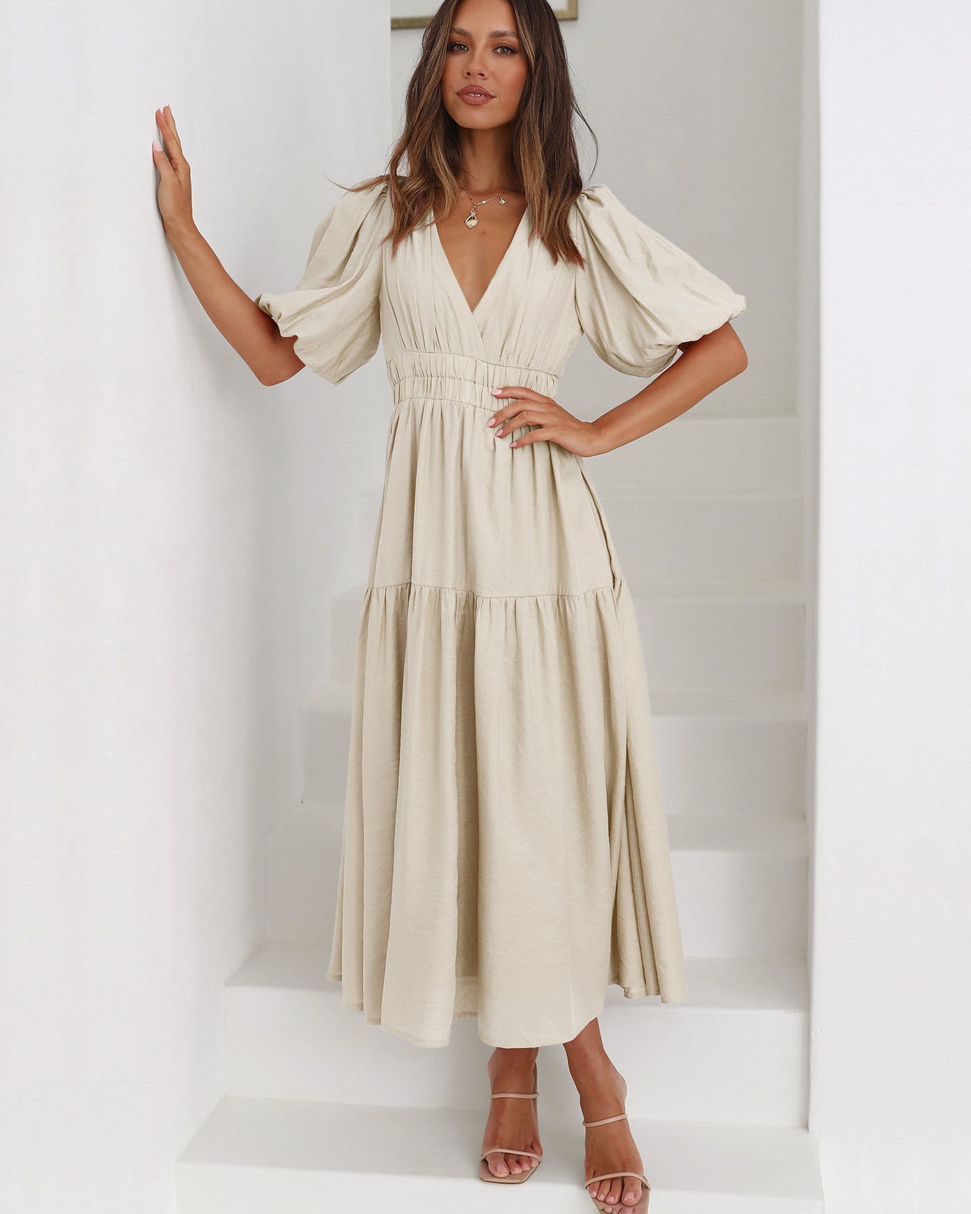 kleid mit v-ausschnitt und puffärmeln