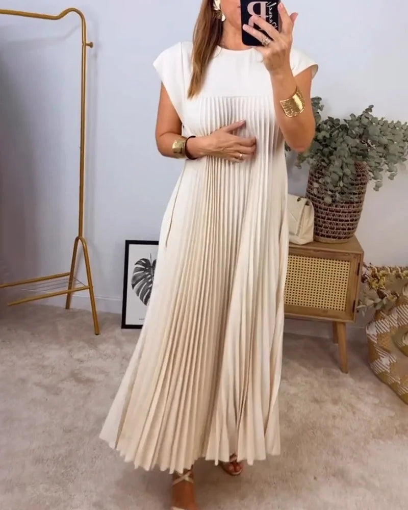 Ärmelloses, einfarbiges Kleid mit einfachen Falten