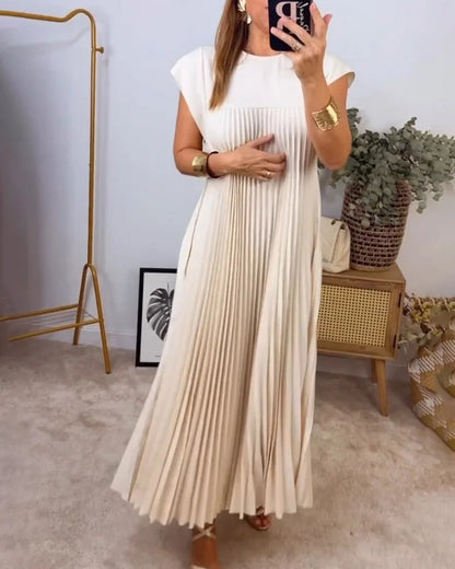 Ärmelloses, einfarbiges Kleid mit einfachen Falten