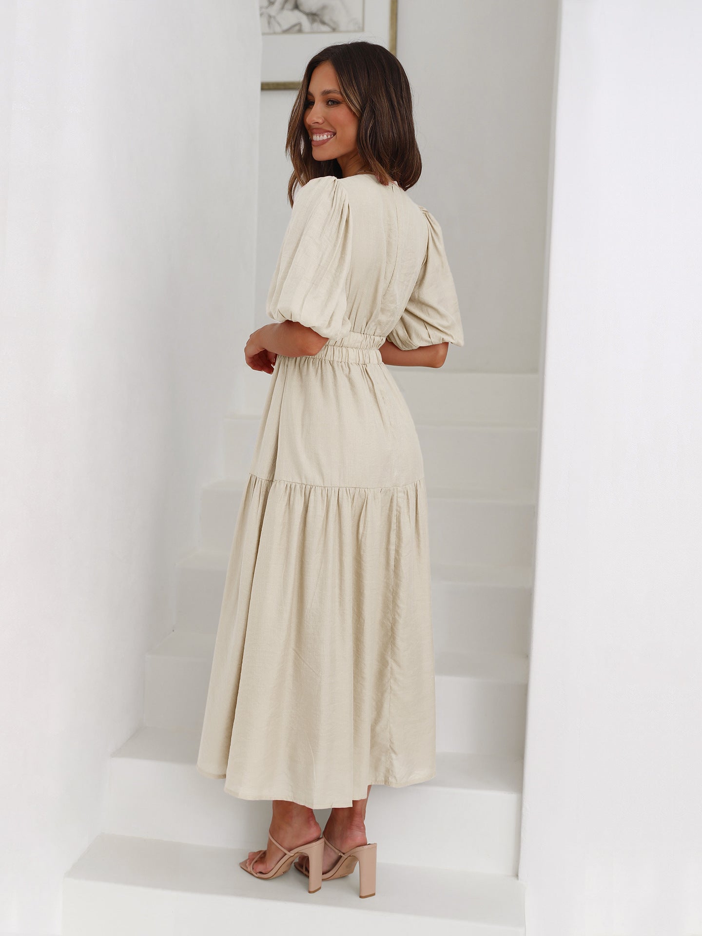 kleid mit v-ausschnitt und puffärmeln