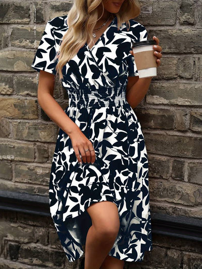 – kurzärmliges wickelkleid mit blumenmuster