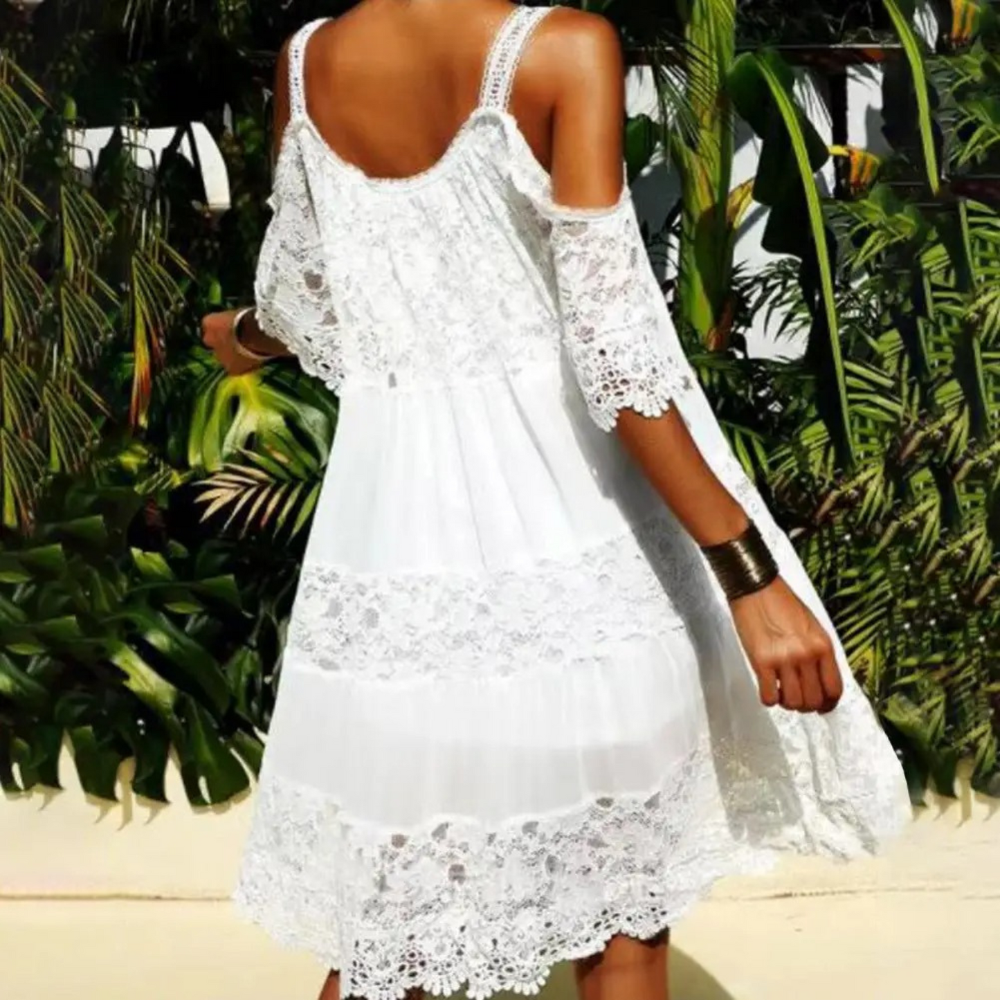Merche Sommerkleid mit gesticktem Muster und Ausschnitt
