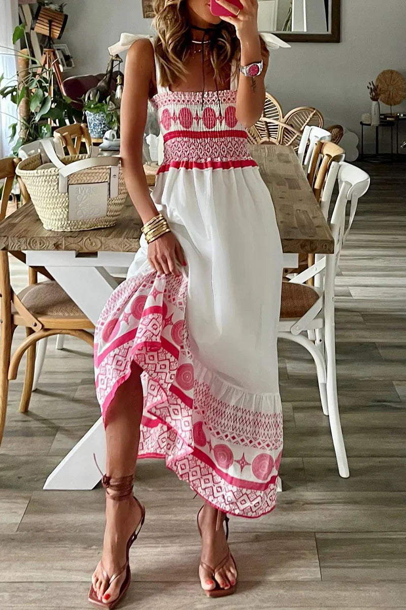 Lässiges Kleid mit Trägern und quadratischem Ausschnitt mit Rüschen und weichem Aufdruck