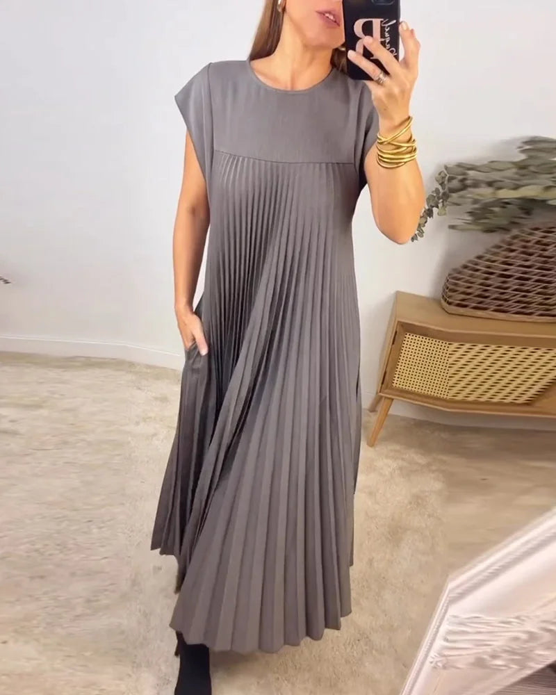 Ärmelloses, einfarbiges Kleid mit einfachen Falten