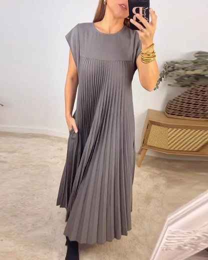 Ärmelloses, einfarbiges Kleid mit einfachen Falten