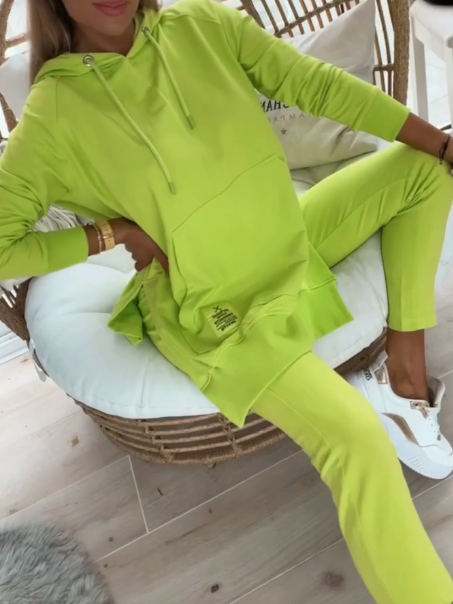 Merche Set bestehend aus einem einfarbigen Kapuzenpullover und gefütterten Leggings