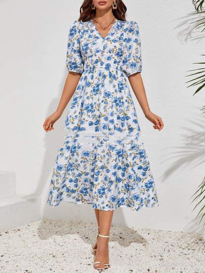 – kurzärmeliges maxikleid mit romantischem blumendruck