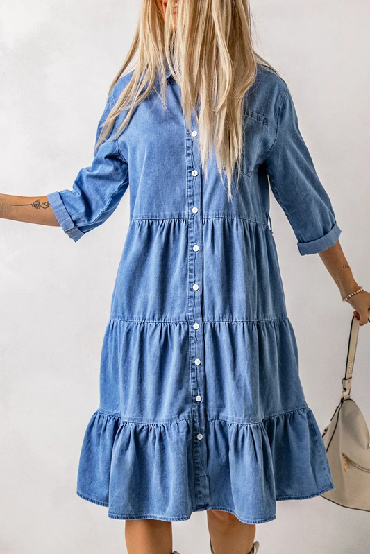 – Gestuftes Denim-Hemdkleid mit Knopfleiste vorne und Rüschen