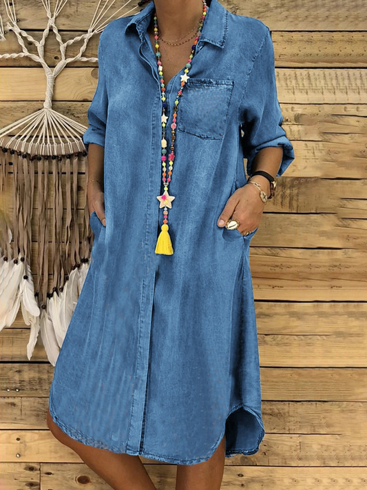 – einfaches jeans-minikleid mit rollkragen