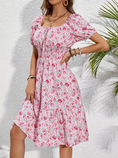 – gerafftes kleid mit knoten vorne und blumendruck
