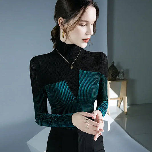 Eleganter Rollkragenpullover mit Samtpatchwork