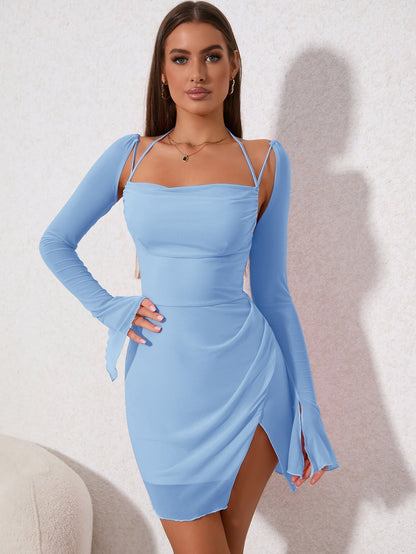 Neckholder-Trägerkleid mit langen Ärmeln und Schlitz