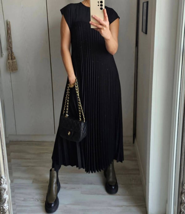 – Einfaches, einfarbiges Damen-Plisseekleid