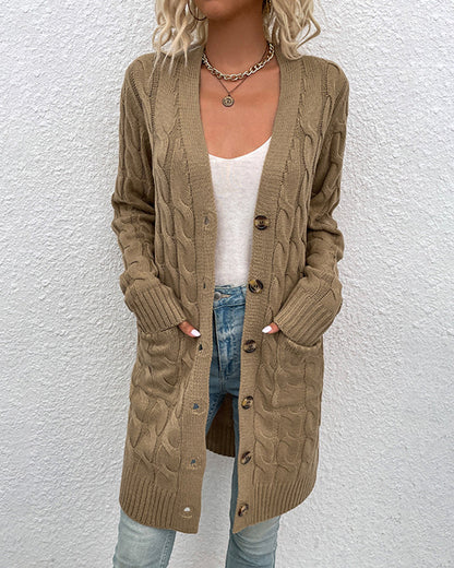 Eine langärmlige Strickjacke in einer einfarbigen Farbe
