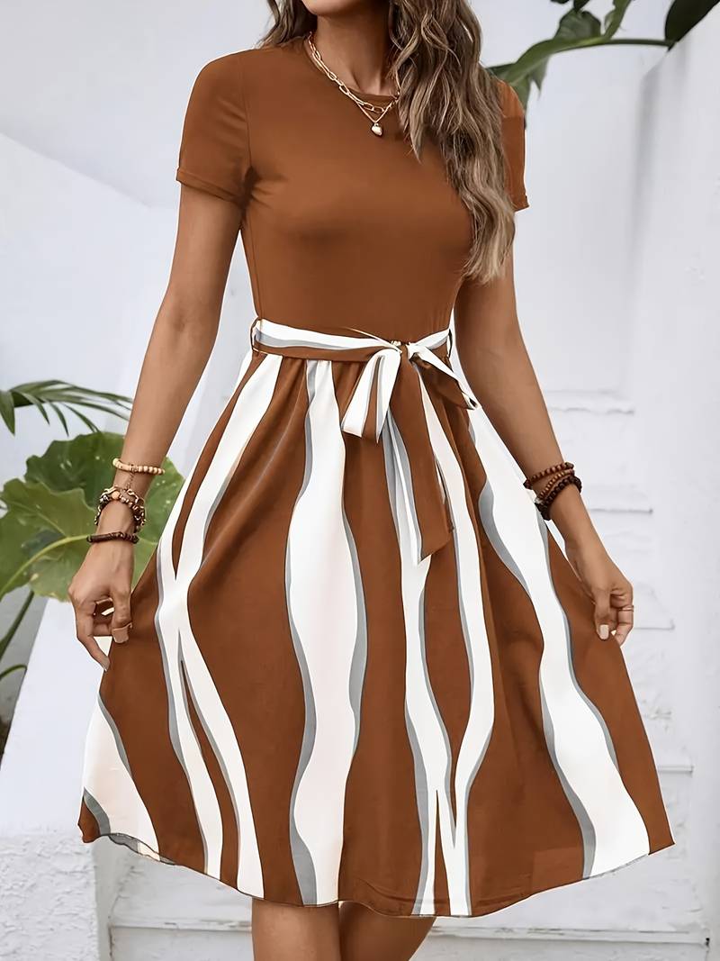 – kurzärmliges kleid mit rundhalsausschnitt und abstraktem print