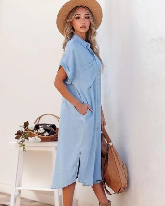 Zeitgemäßes, einfarbiges Denim-Hemdkleid mit kurzen Ärmeln und langem Schnitt mit einem Hauch von Eleganz