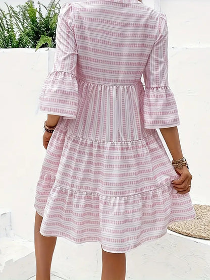 Kleid mit halblangen Ärmeln und Knöpfen | Eden