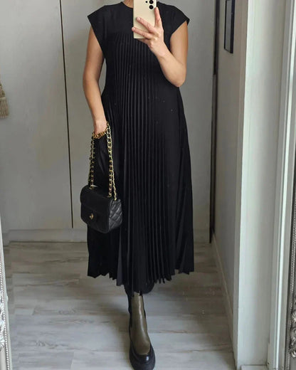 Ärmelloses, einfarbiges Kleid mit einfachen Falten