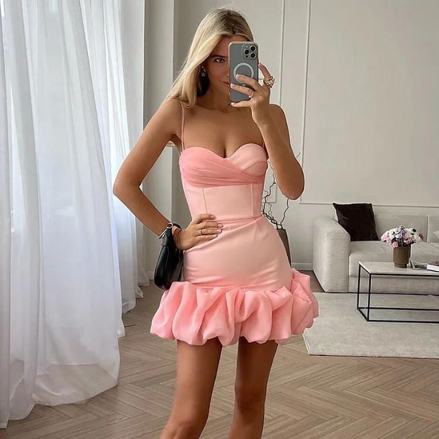 Kleid mit Herzausschnitt und Rüschen-Saum