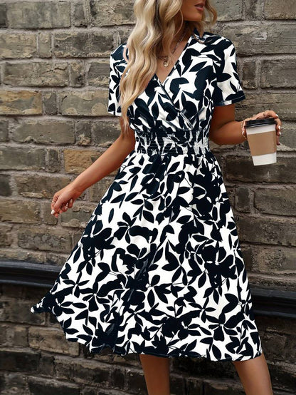 – kurzärmliges wickelkleid mit blumenmuster