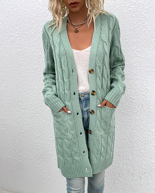 Eine langärmlige Strickjacke in einer einfarbigen Farbe