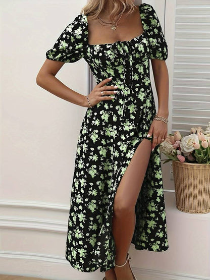 – florales a-linien-kleid mit geteiltem saum für den frühling