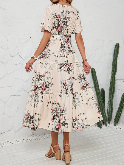 – kurzärmliges rüschenkleid mit blumendruck und v-ausschnitt