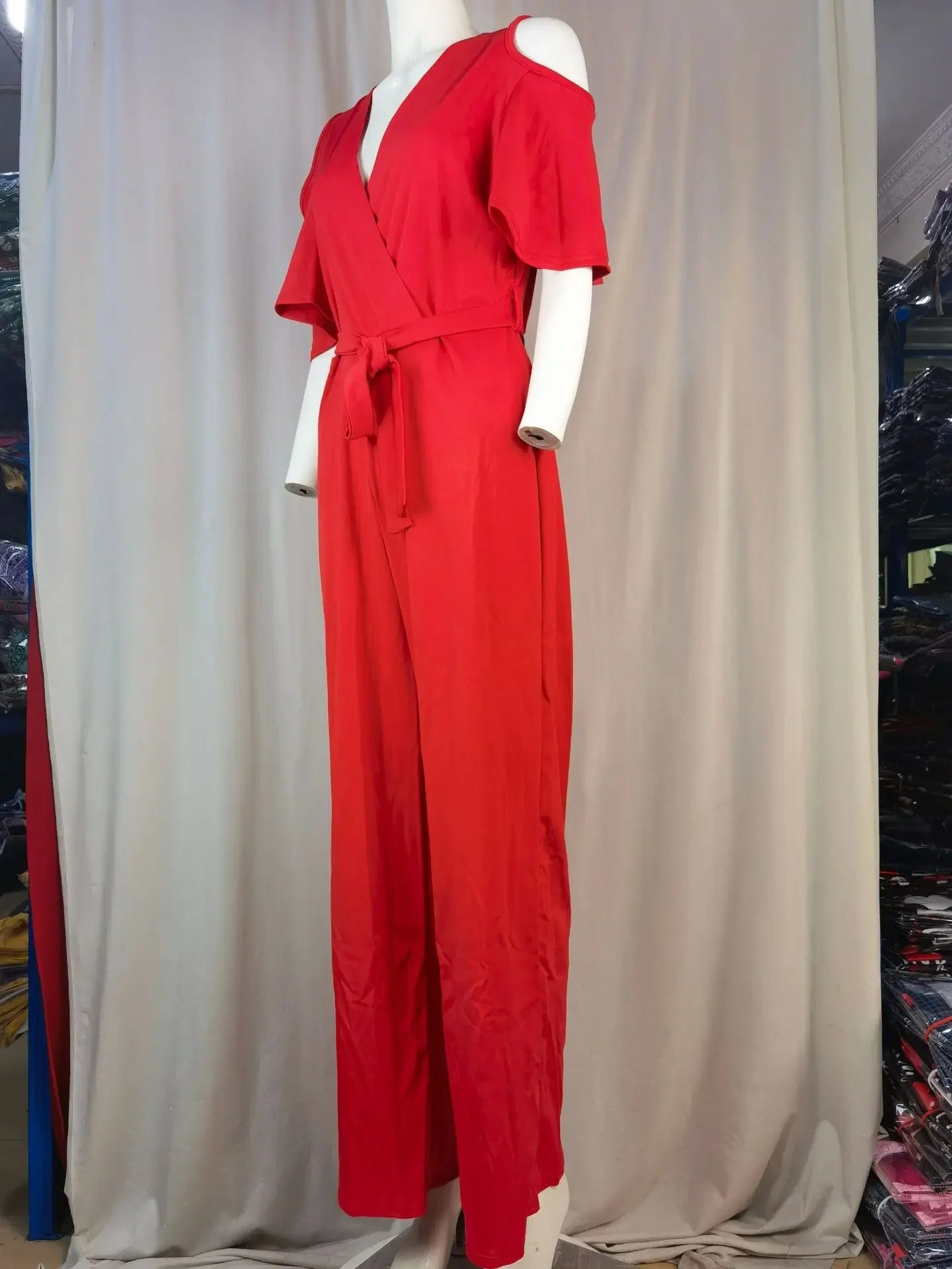 Merche Jumpsuit mit weitem Bein und V-Ausschnitt in minimalistischem Design