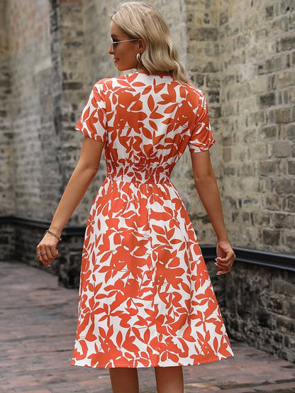– kurzärmliges wickelkleid mit blumenmuster