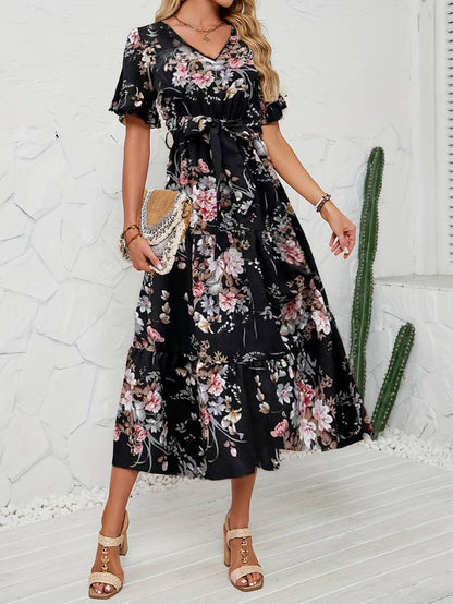 – kurzärmliges rüschenkleid mit blumendruck und v-ausschnitt