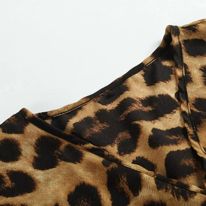 Kleid mit V-Ausschnitt und Tiermuster