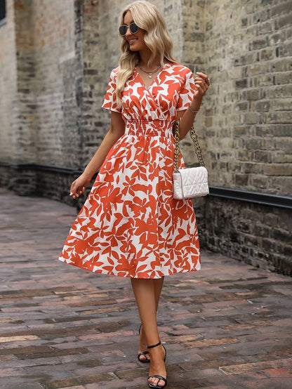 – kurzärmliges wickelkleid mit blumenmuster
