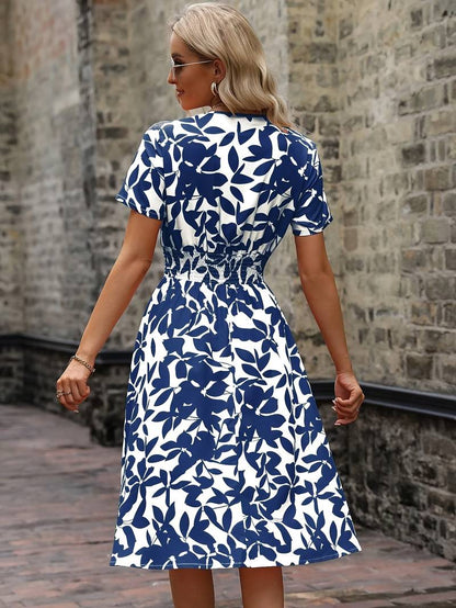 – kurzärmliges wickelkleid mit blumenmuster