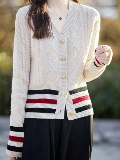 WW | Wollstrickjacke Damen Mit V-ausschnitt, Zopfmuster Und Goldknöpfen