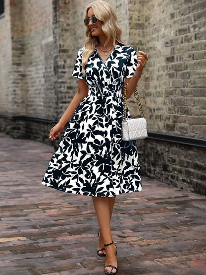 – kurzärmliges wickelkleid mit blumenmuster