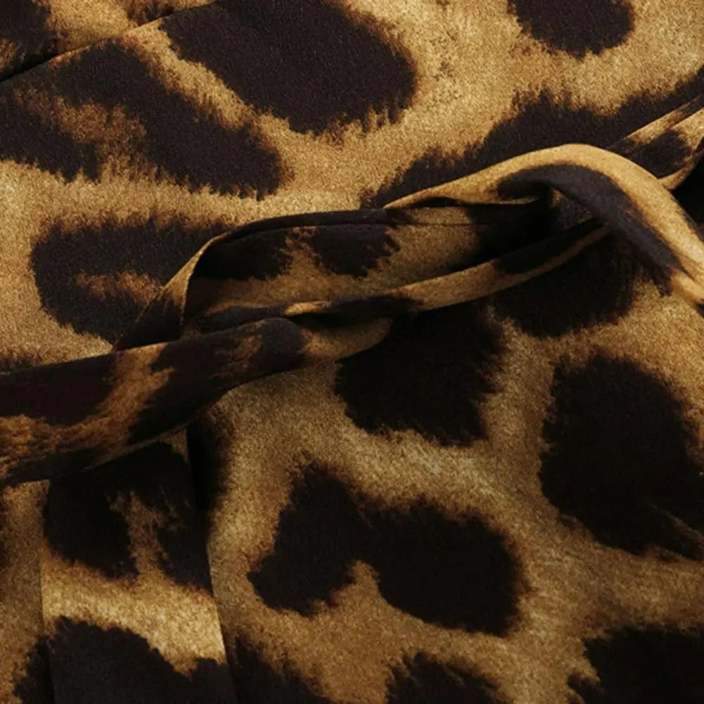 Kleid mit V-Ausschnitt und Tiermuster