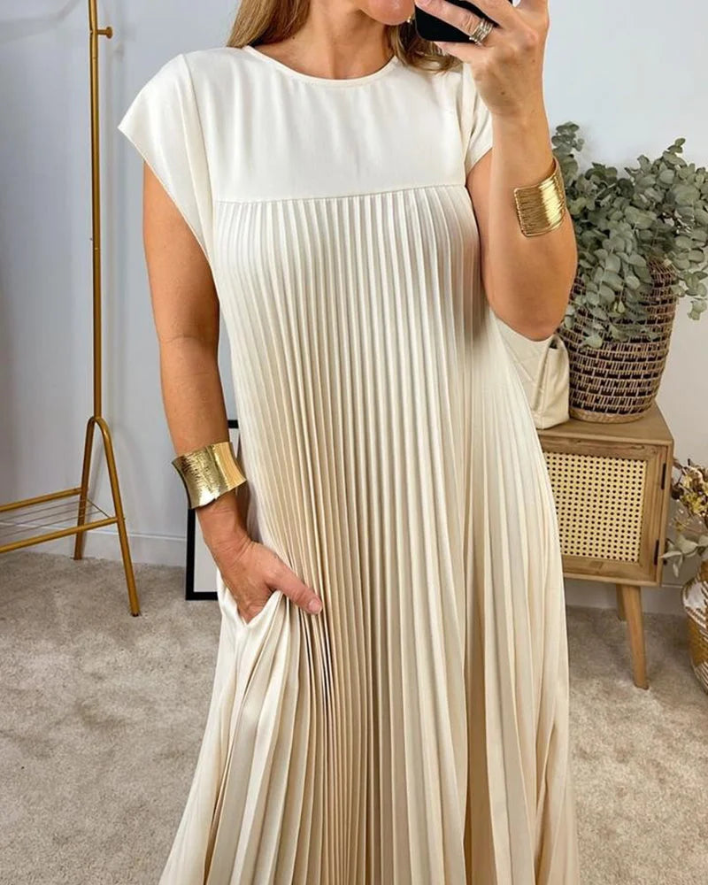 Ärmelloses, einfarbiges Kleid mit einfachen Falten
