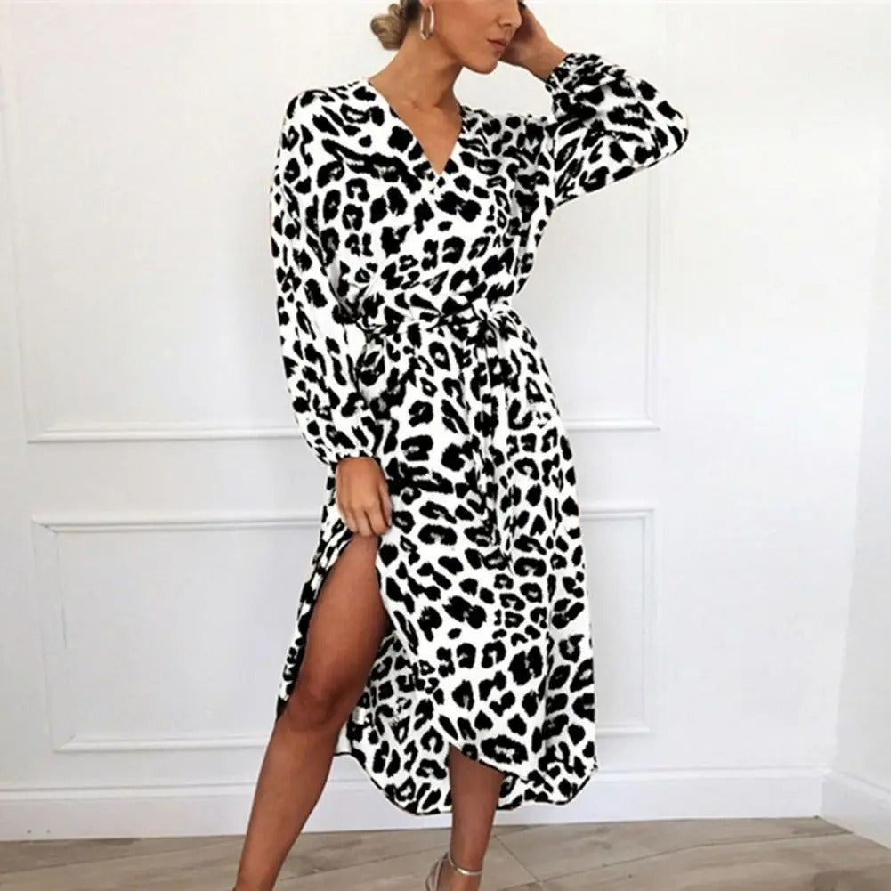 Kleid mit V-Ausschnitt und Tiermuster