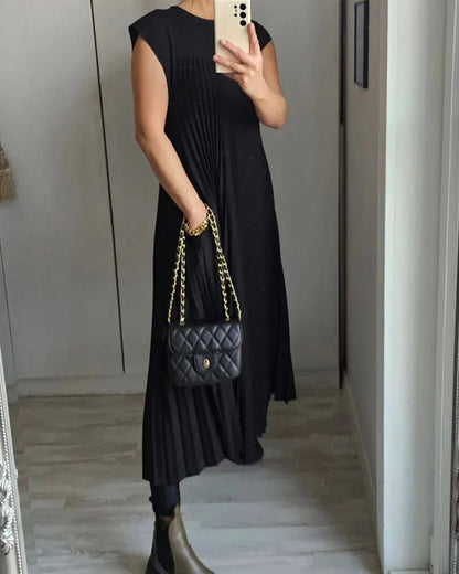 Ärmelloses, einfarbiges Kleid mit einfachen Falten