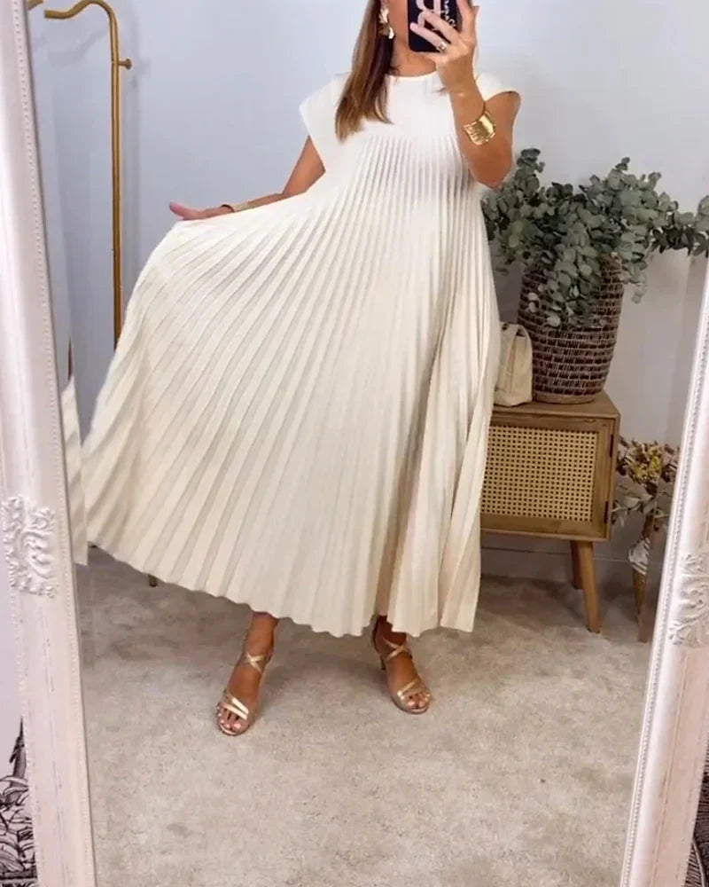 Ärmelloses, einfarbiges Kleid mit einfachen Falten