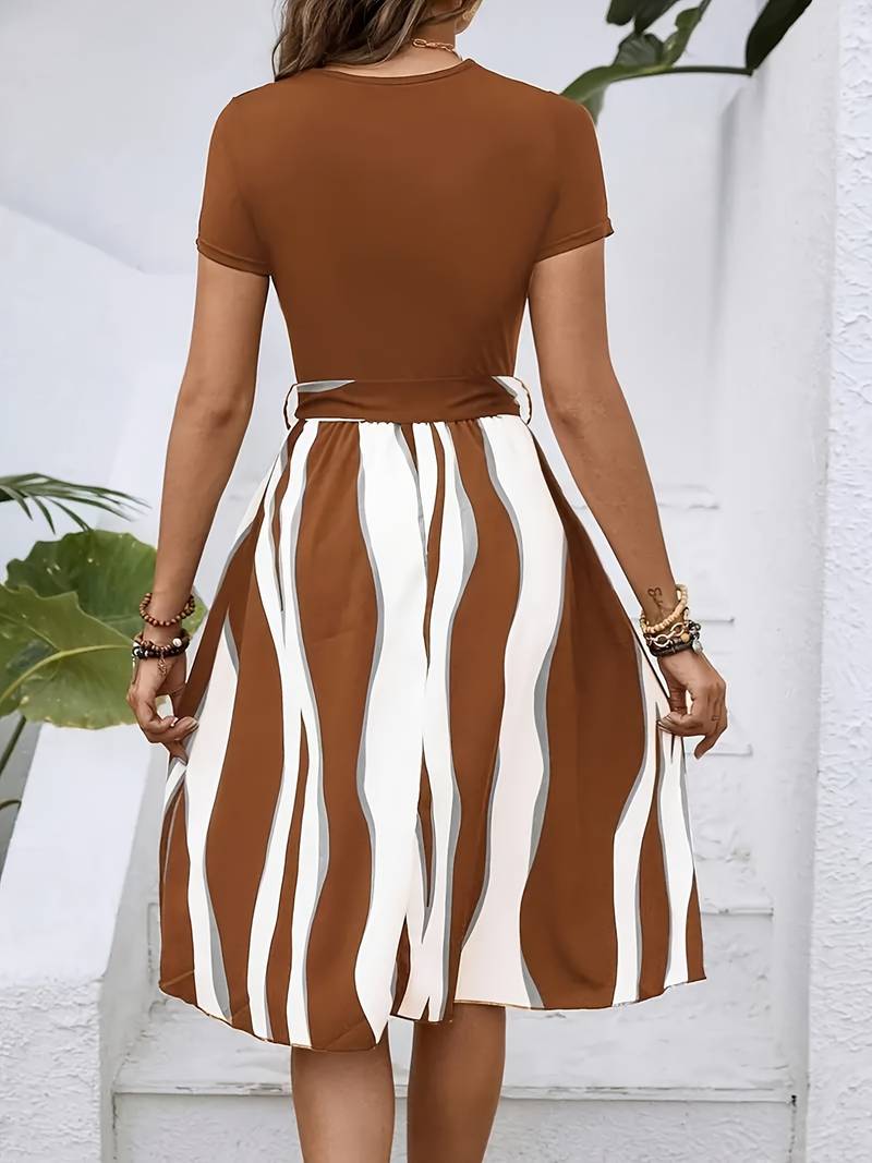 – kurzärmliges kleid mit rundhalsausschnitt und abstraktem print