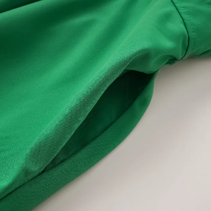– Ärmellose Midikleider mit unifarbenem Revers