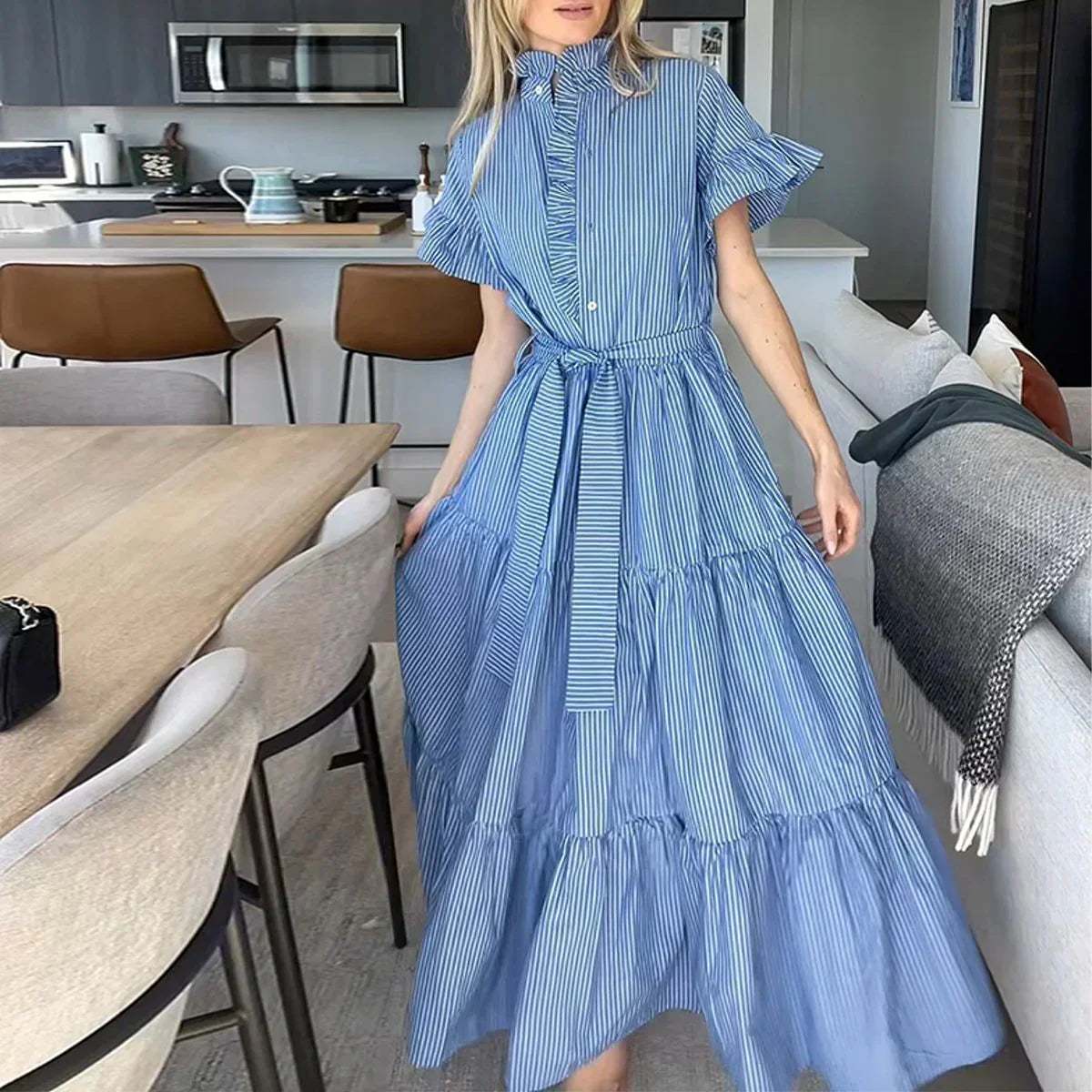 – blau gestreiftes kurzarm-maxikleid