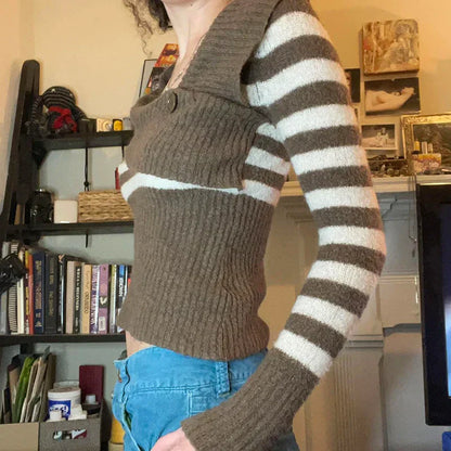 Gestreifter Strickpullover mit Einzelknopf und V-Ausschnitt